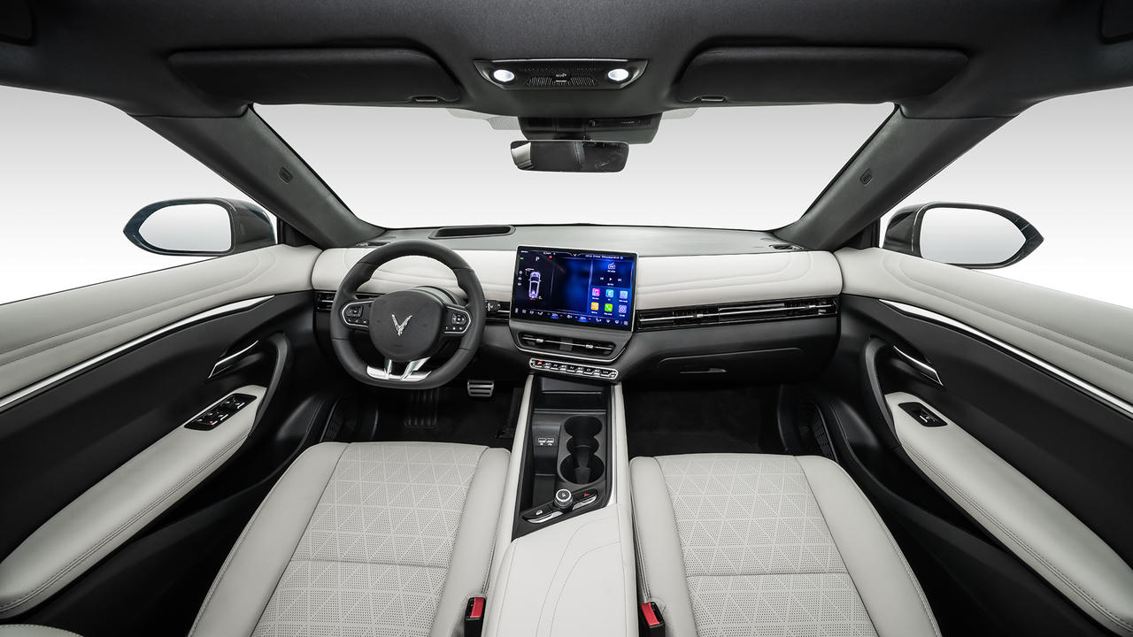 VinFast chính thức nhận đặt cọc xe VF 7 - ưu đãi 30 triệu cho khách hàng tiên phong