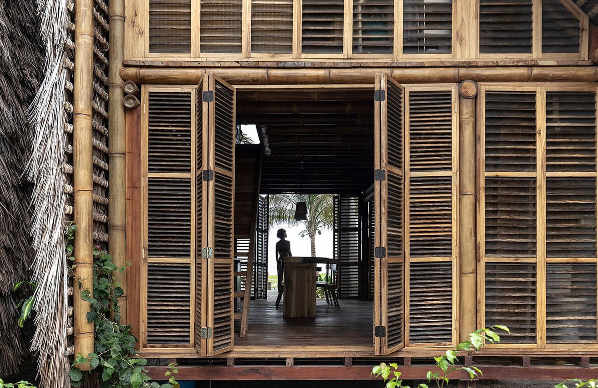 Độc lạ với ngôi nhà tam giác bằng tre và rơm 