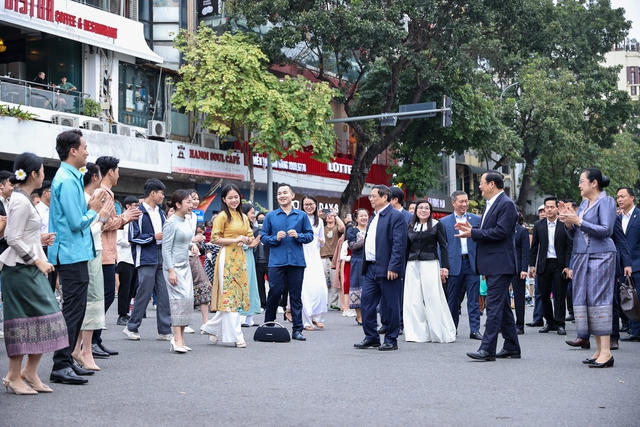 Thủ tướng Phạm Minh Chính, Thủ tướng Lào Sonexay Siphandone cùng hai Phu nhân thăm đền Ngọc Sơn, hồ Hoàn Kiếm 