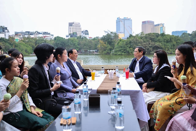 Thủ tướng Phạm Minh Chính, Thủ tướng Lào Sonexay Siphandone cùng hai Phu nhân thăm đền Ngọc Sơn, hồ Hoàn Kiếm 