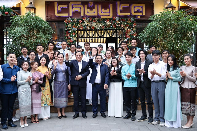 Thủ tướng Phạm Minh Chính, Thủ tướng Lào Sonexay Siphandone cùng hai Phu nhân thăm đền Ngọc Sơn, hồ Hoàn Kiếm 