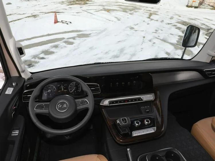 Hồng Kỳ giới thiệu xe buýt hạng sang dành cho lãnh đạo Trung Quốc 