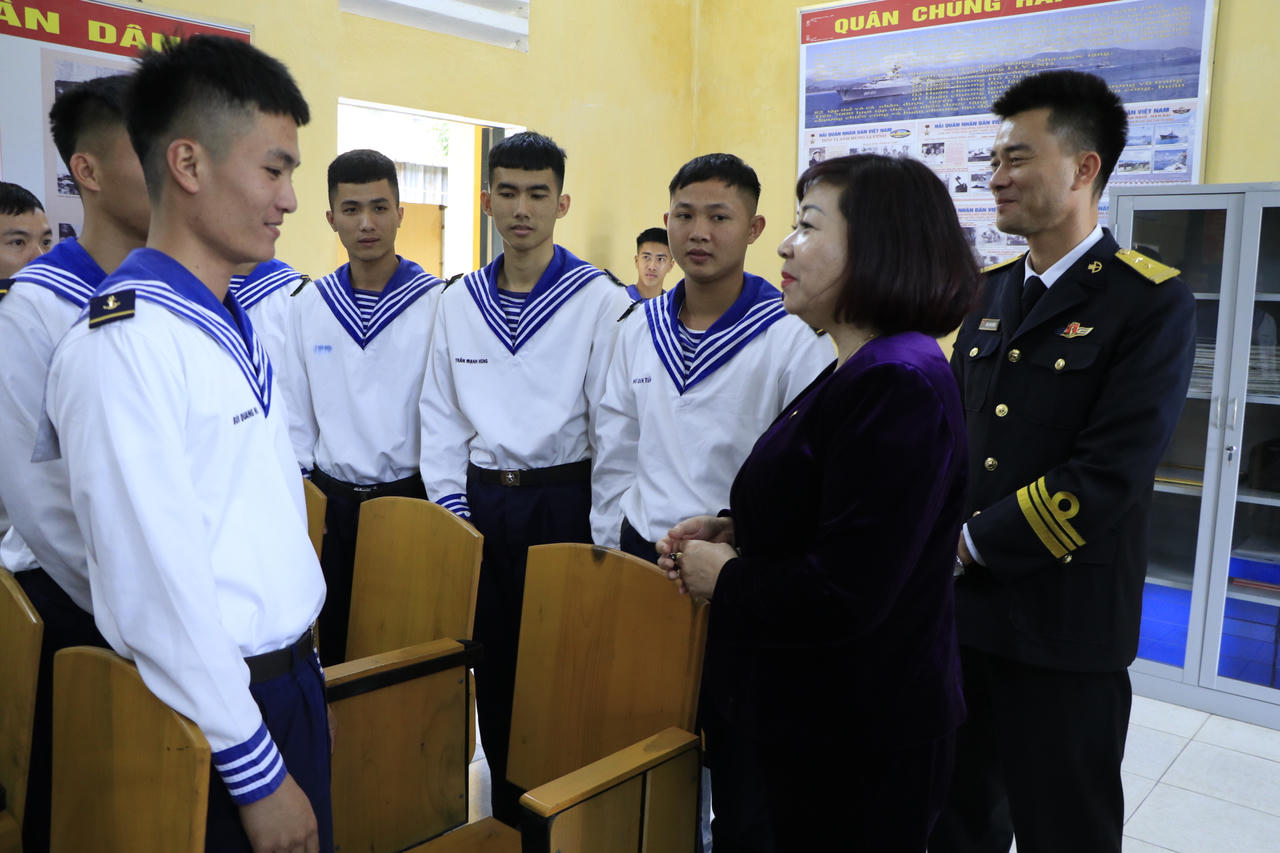 Hội Liên hiệp Phụ nữ Hà Nội chúc Tết sớm lữ đoàn đặc công 126