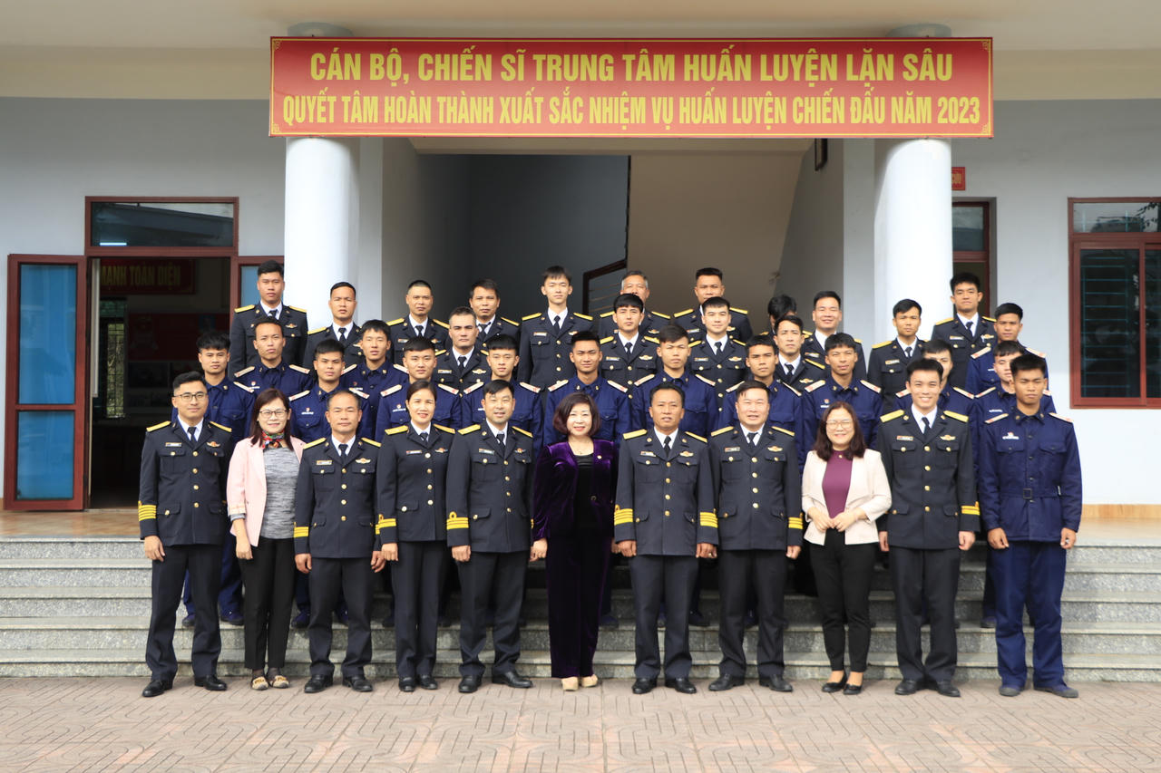 Hội Liên hiệp Phụ nữ Hà Nội chúc Tết sớm lữ đoàn đặc công 126