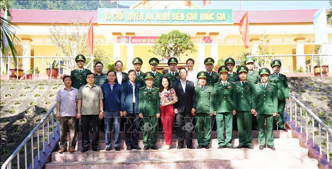 Phó Chủ tịch Quốc hội Trần Quang Phương thăm, chúc Tết Đồn biên phòng ở Quảng Trị 