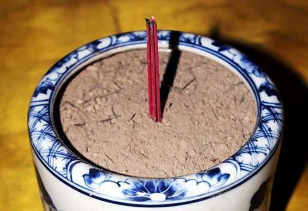 Phong tục "bao sái bàn thờ" và một số lưu ý quan trọng 