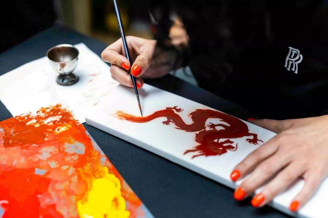 Rolls-Royce ra mắt bản rồng siêu độc đáo đón Tết 2024 