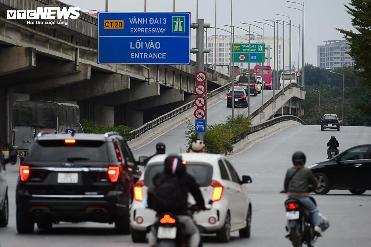 Cửa ngõ Hà Nội sáng 29 Tết thông thoáng lạ thường