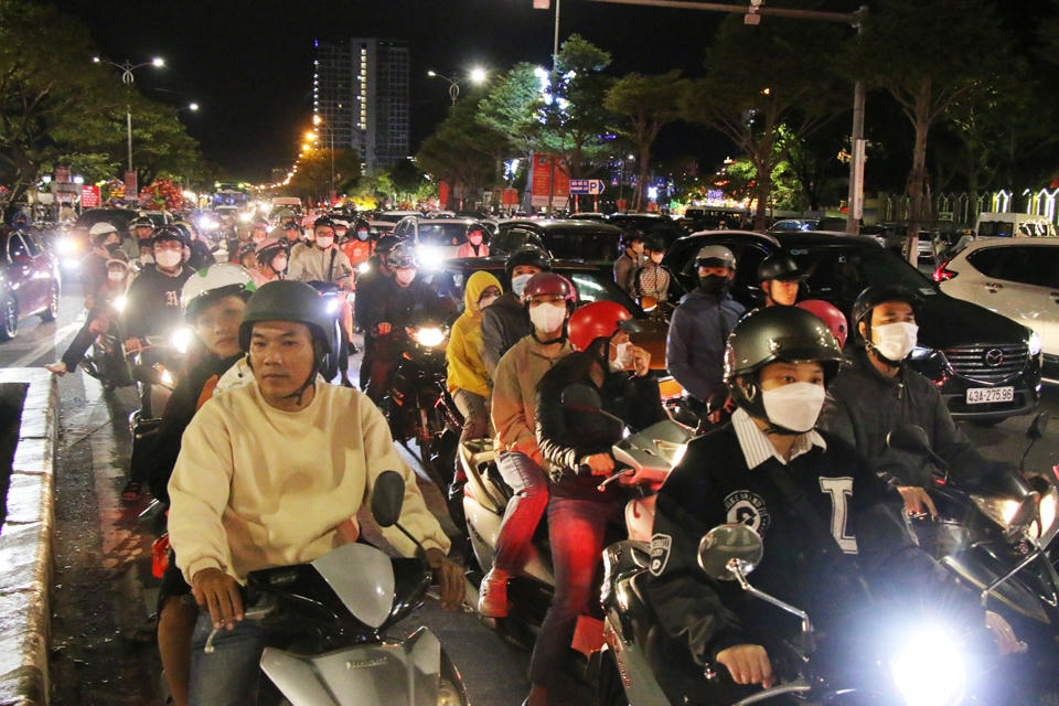 Không khí chờ đón thời khắc Giao thừa Xuân Giáp Thìn 2024 khắp cả nước