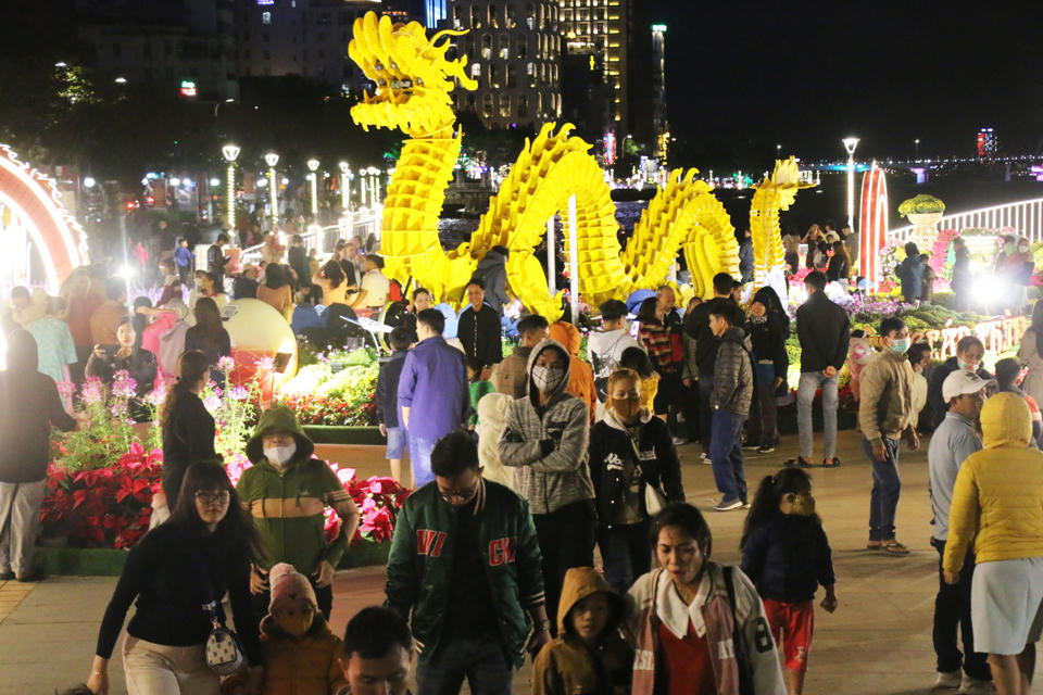 Không khí chờ đón thời khắc Giao thừa Xuân Giáp Thìn 2024 khắp cả nước