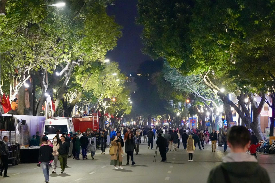 Không khí chờ đón thời khắc Giao thừa Xuân Giáp Thìn 2024 khắp cả nước