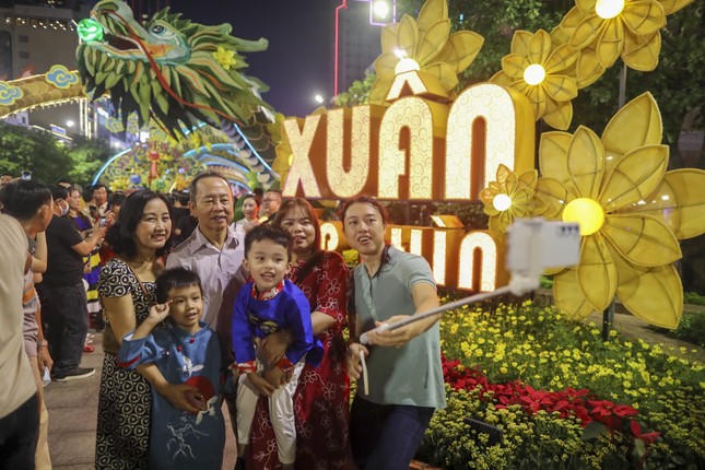 Không khí chờ đón thời khắc Giao thừa Xuân Giáp Thìn 2024 khắp cả nước