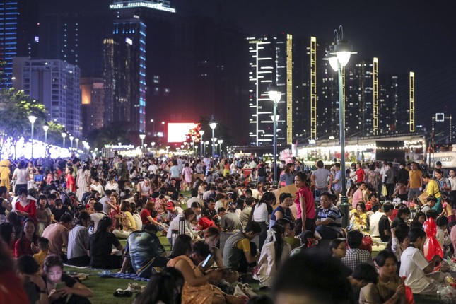 Không khí chờ đón thời khắc Giao thừa Xuân Giáp Thìn 2024 khắp cả nước