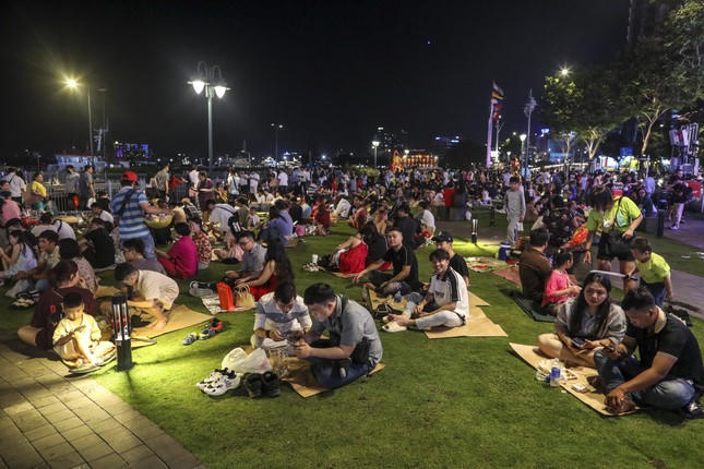 Không khí chờ đón thời khắc Giao thừa Xuân Giáp Thìn 2024 khắp cả nước