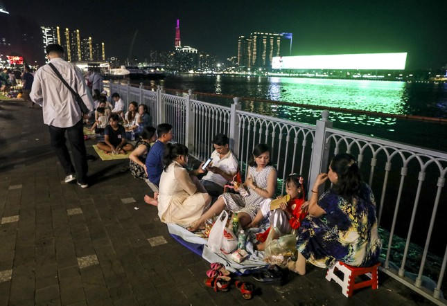 Không khí chờ đón thời khắc Giao thừa Xuân Giáp Thìn 2024 khắp cả nước