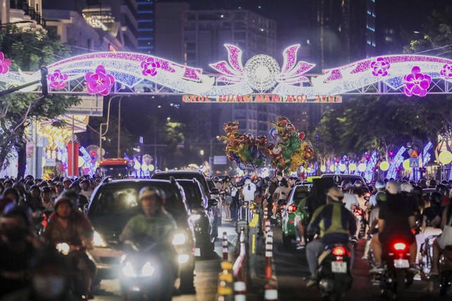 Không khí chờ đón thời khắc Giao thừa Xuân Giáp Thìn 2024 khắp cả nước