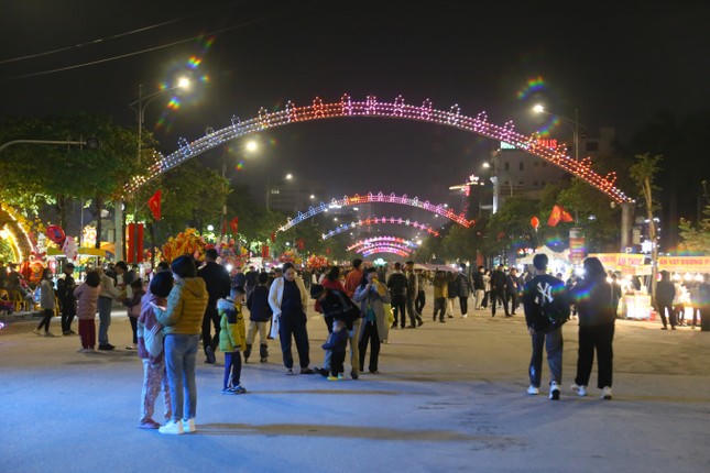 Không khí chờ đón thời khắc Giao thừa Xuân Giáp Thìn 2024 khắp cả nước