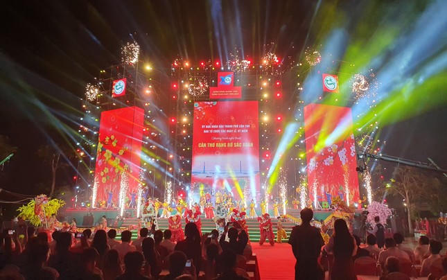 Không khí chờ đón thời khắc Giao thừa Xuân Giáp Thìn 2024 khắp cả nước