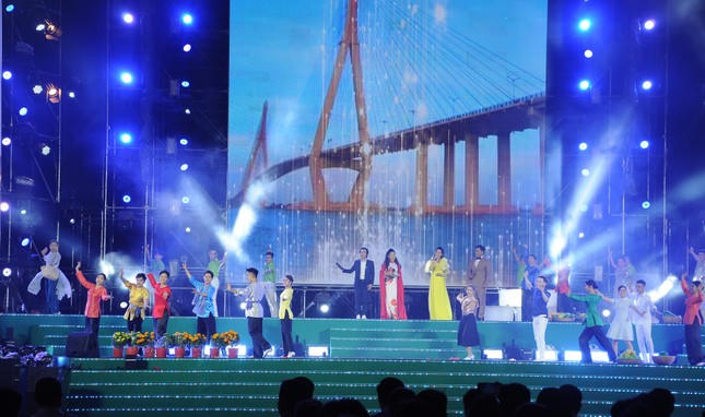 Không khí chờ đón thời khắc Giao thừa Xuân Giáp Thìn 2024 khắp cả nước