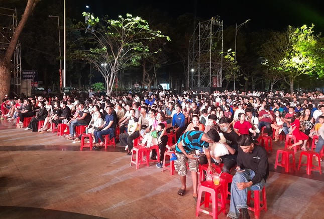 Không khí chờ đón thời khắc Giao thừa Xuân Giáp Thìn 2024 khắp cả nước