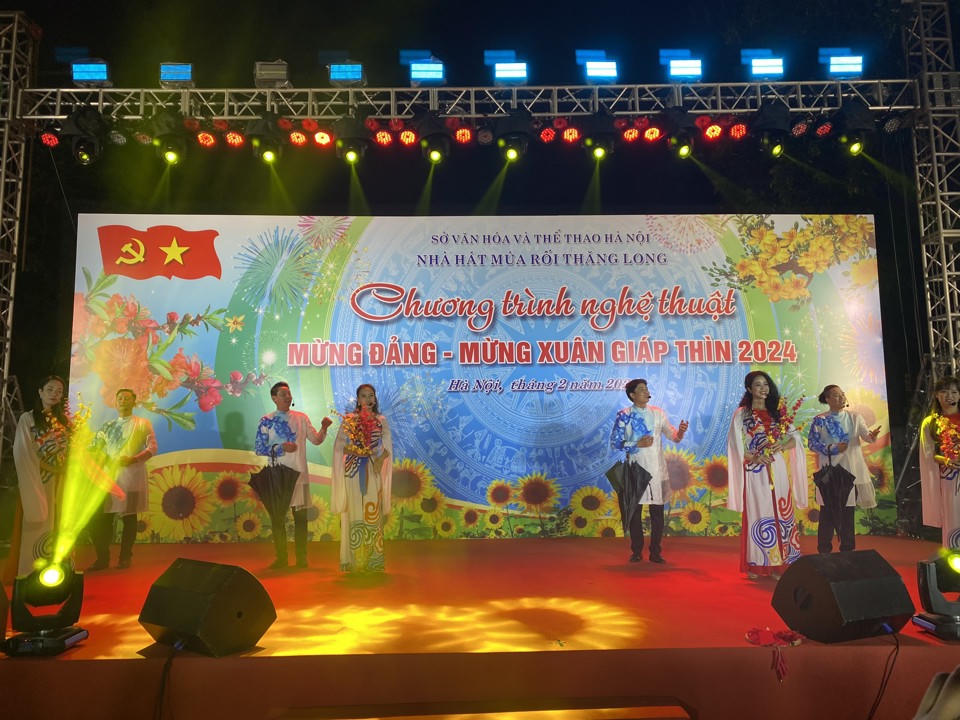 Không khí chờ đón thời khắc Giao thừa Xuân Giáp Thìn 2024 khắp cả nước