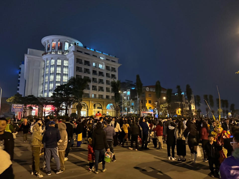 Không khí chờ đón thời khắc Giao thừa Xuân Giáp Thìn 2024 khắp cả nước