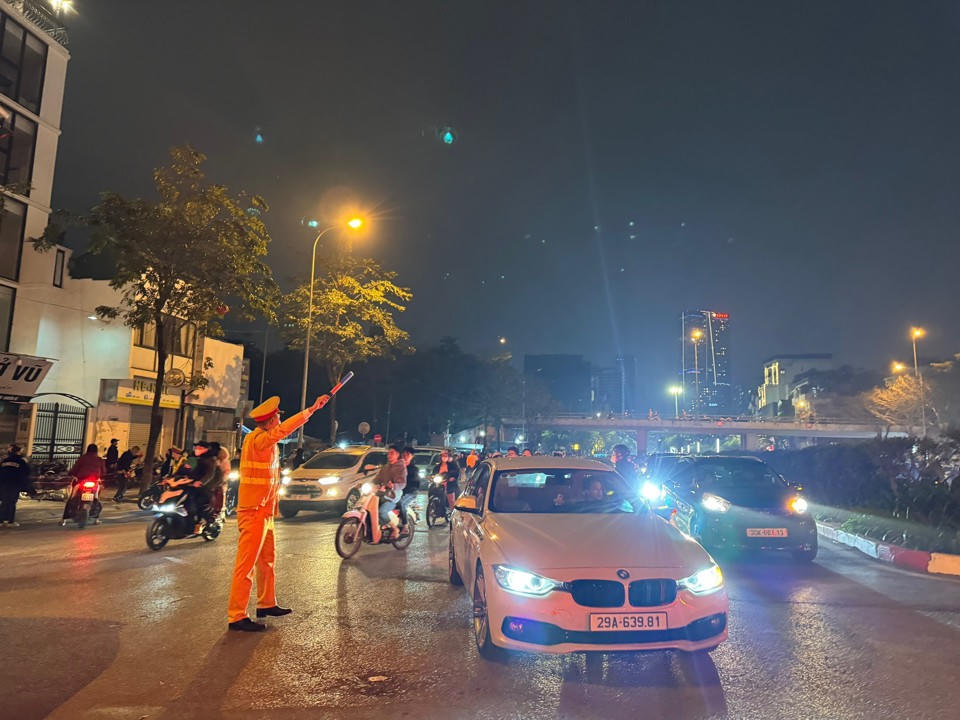 Không khí chờ đón thời khắc Giao thừa Xuân Giáp Thìn 2024 khắp cả nước