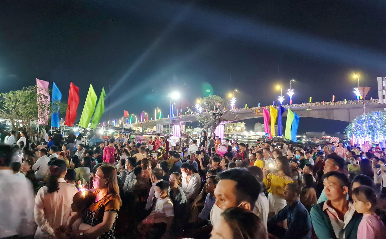 Chiêm ngưỡng màn trình diễn pháo hoa Giao thừa rực rỡ trên khắp cả nước 