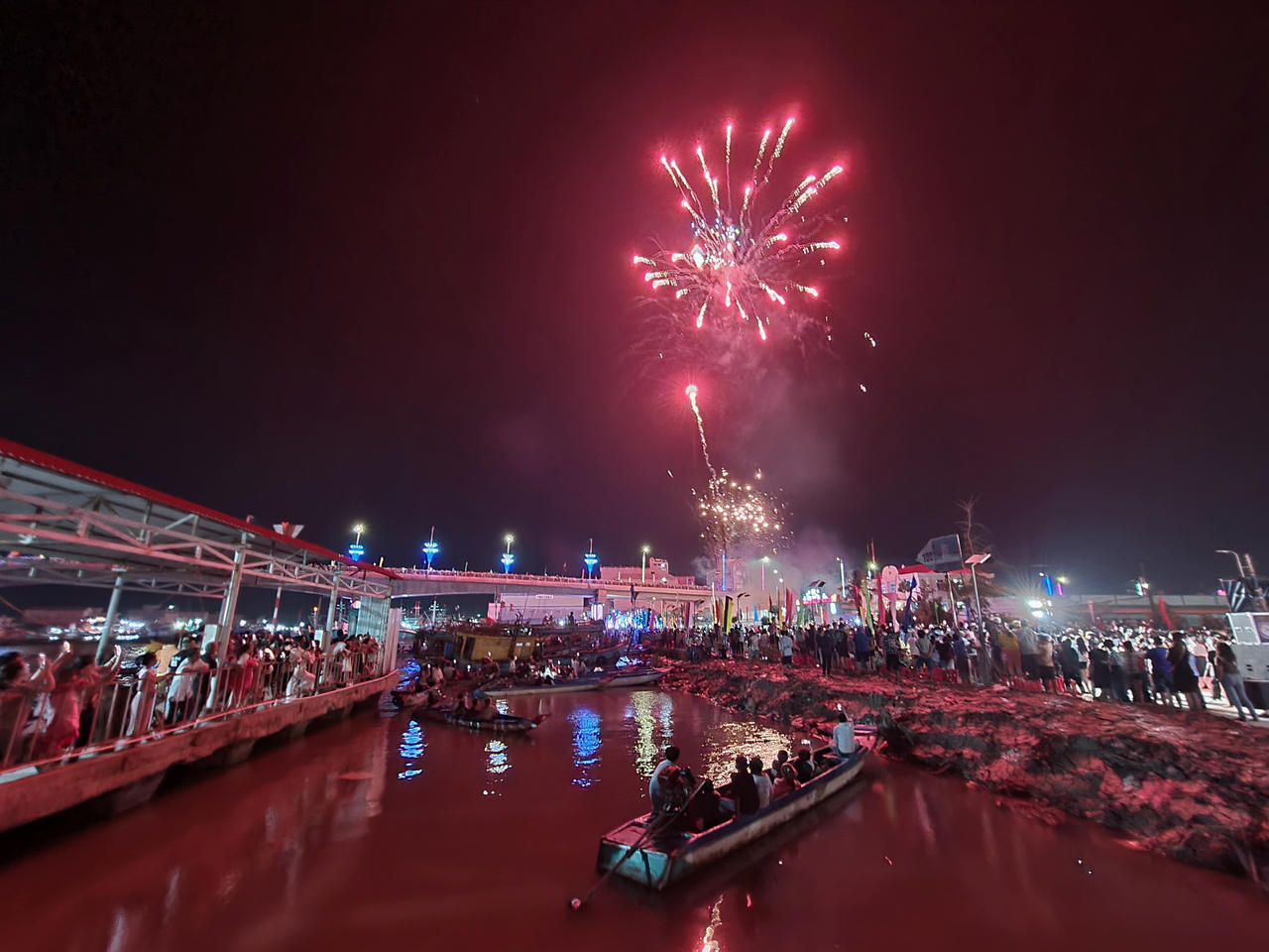 Chiêm ngưỡng màn trình diễn pháo hoa Giao thừa rực rỡ trên khắp cả nước 