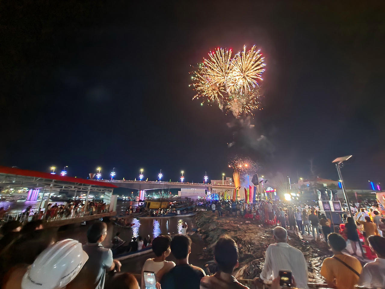 Chiêm ngưỡng màn trình diễn pháo hoa Giao thừa rực rỡ trên khắp cả nước 