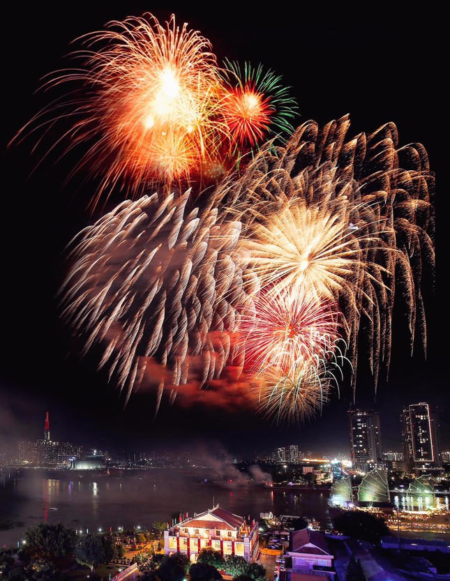 Chiêm ngưỡng màn trình diễn pháo hoa Giao thừa rực rỡ trên khắp cả nước 