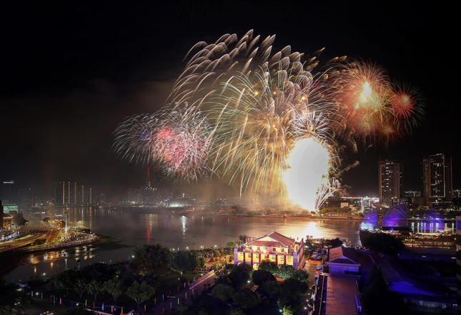 Chiêm ngưỡng màn trình diễn pháo hoa Giao thừa rực rỡ trên khắp cả nước 