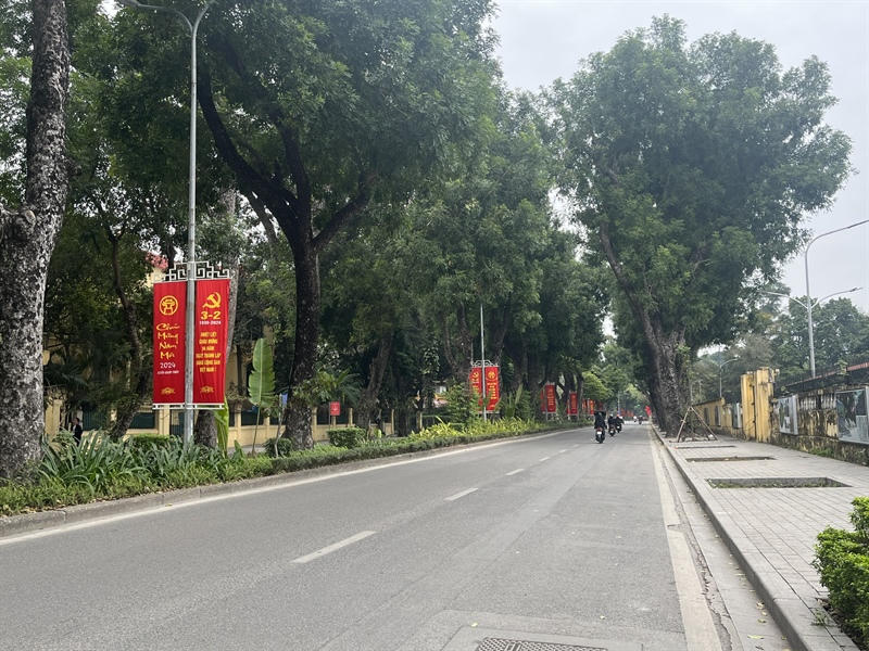 Đường phố Hà Nội, TP Hồ Chí Minh vắng vẻ trong sáng Mùng 1 Tết