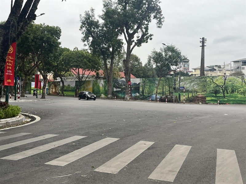 Đường phố Hà Nội, TP Hồ Chí Minh vắng vẻ trong sáng Mùng 1 Tết