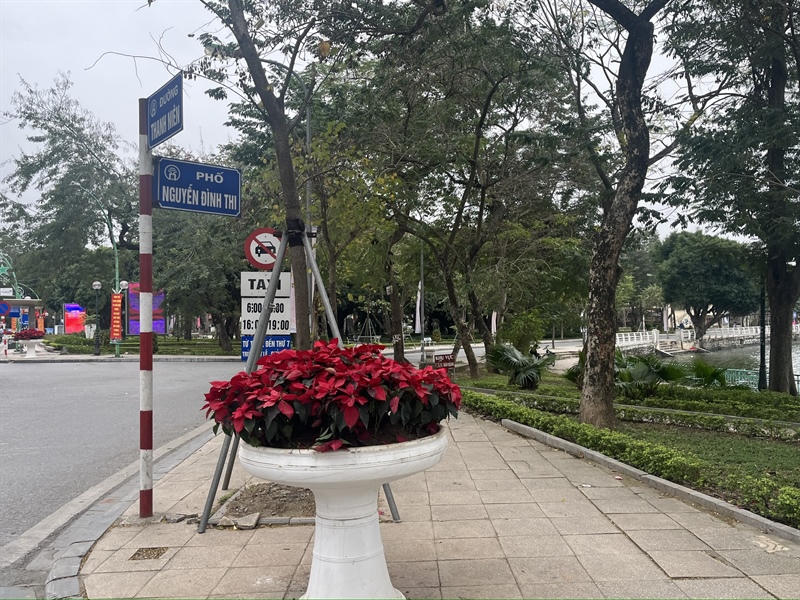 Đường phố Hà Nội, TP Hồ Chí Minh vắng vẻ trong sáng Mùng 1 Tết