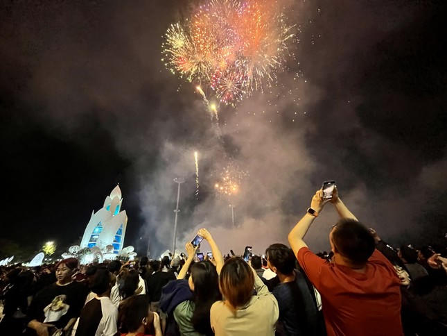 Chiêm ngưỡng màn trình diễn pháo hoa Giao thừa rực rỡ trên khắp cả nước 