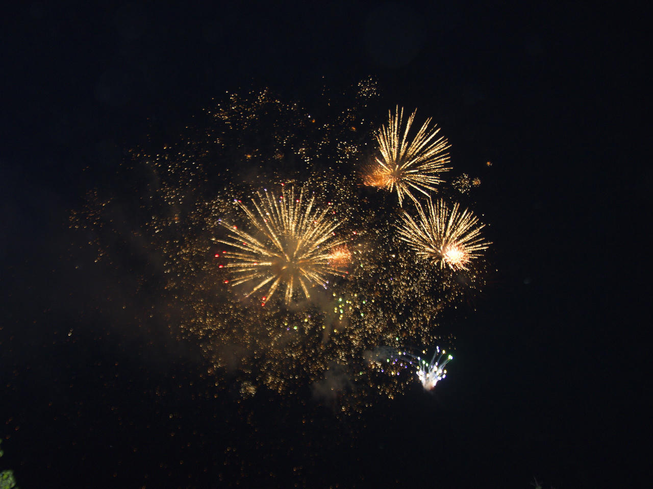 Chiêm ngưỡng màn trình diễn pháo hoa Giao thừa rực rỡ trên khắp cả nước 