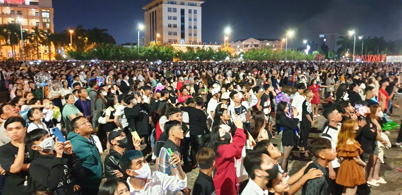 Chiêm ngưỡng màn trình diễn pháo hoa Giao thừa rực rỡ trên khắp cả nước 