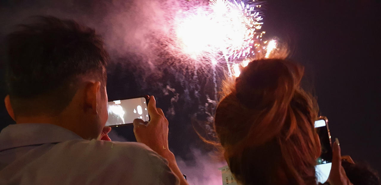 Chiêm ngưỡng màn trình diễn pháo hoa Giao thừa rực rỡ trên khắp cả nước 