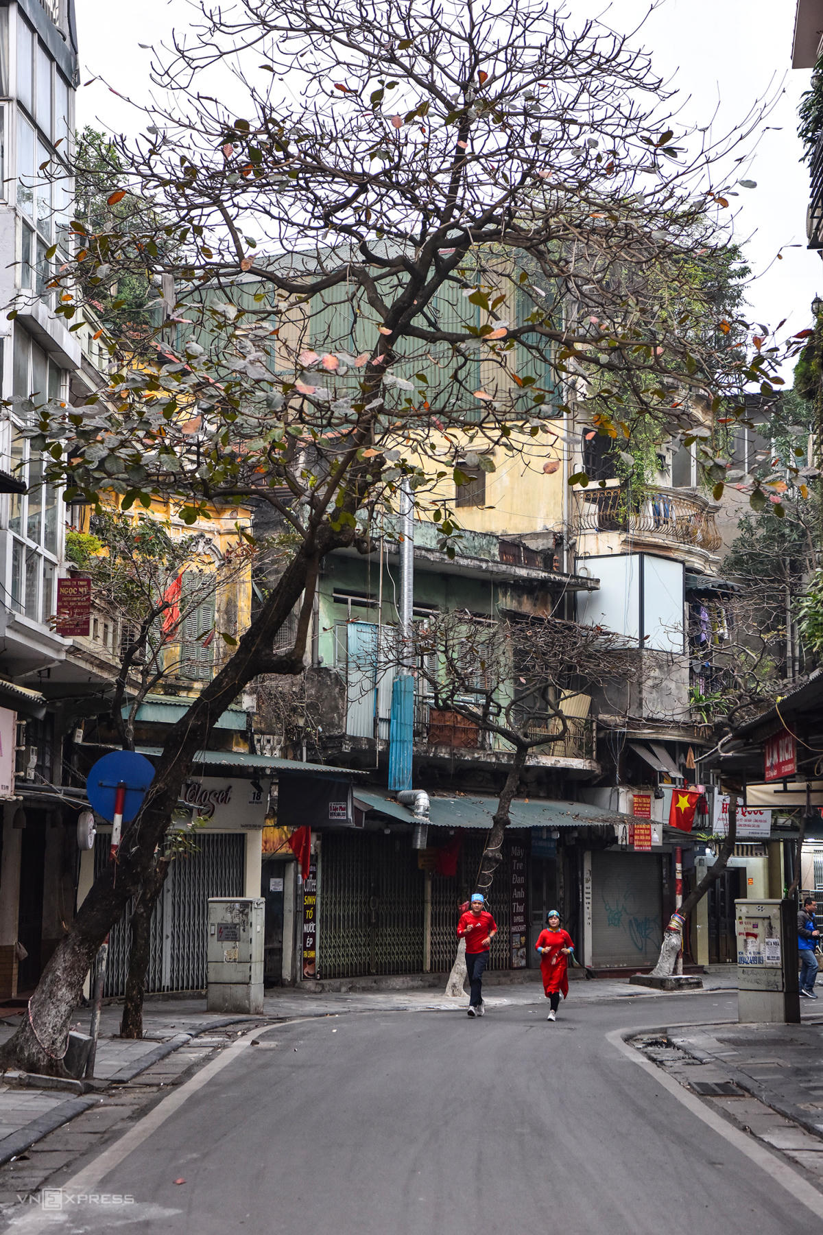 Đường phố Hà Nội, TP Hồ Chí Minh vắng vẻ trong sáng Mùng 1 Tết