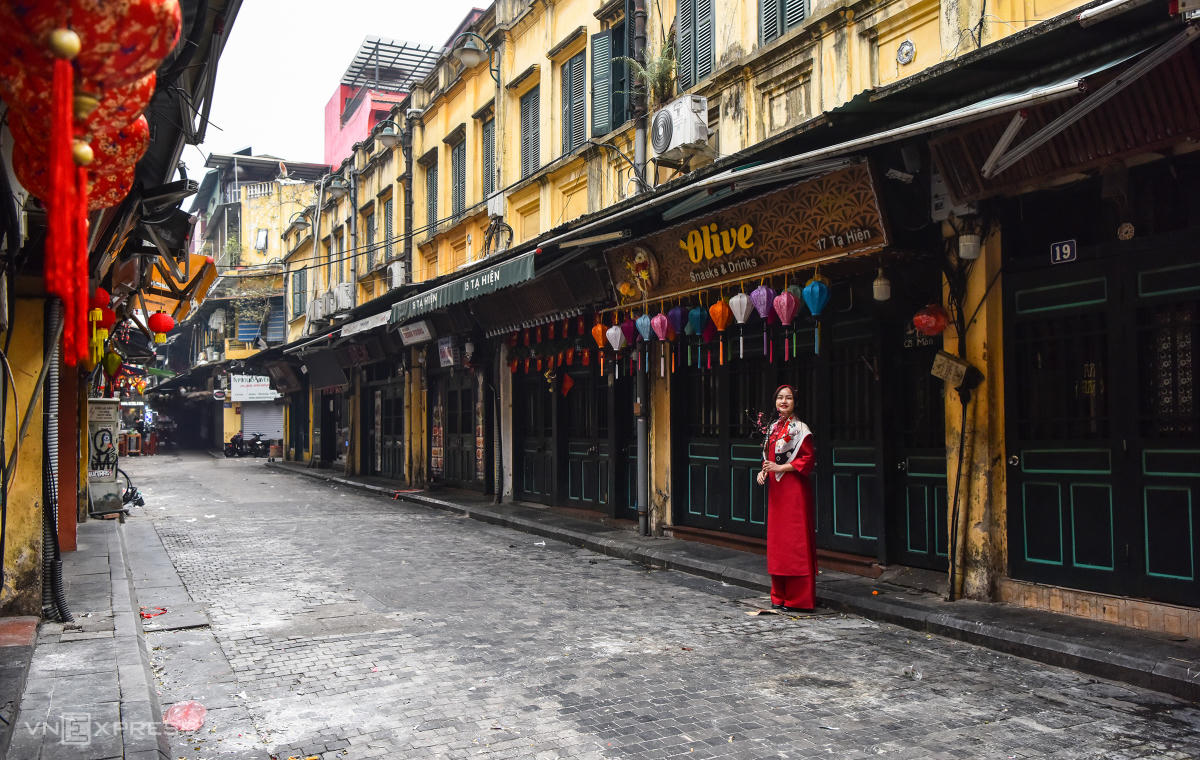 Đường phố Hà Nội, TP Hồ Chí Minh vắng vẻ trong sáng Mùng 1 Tết