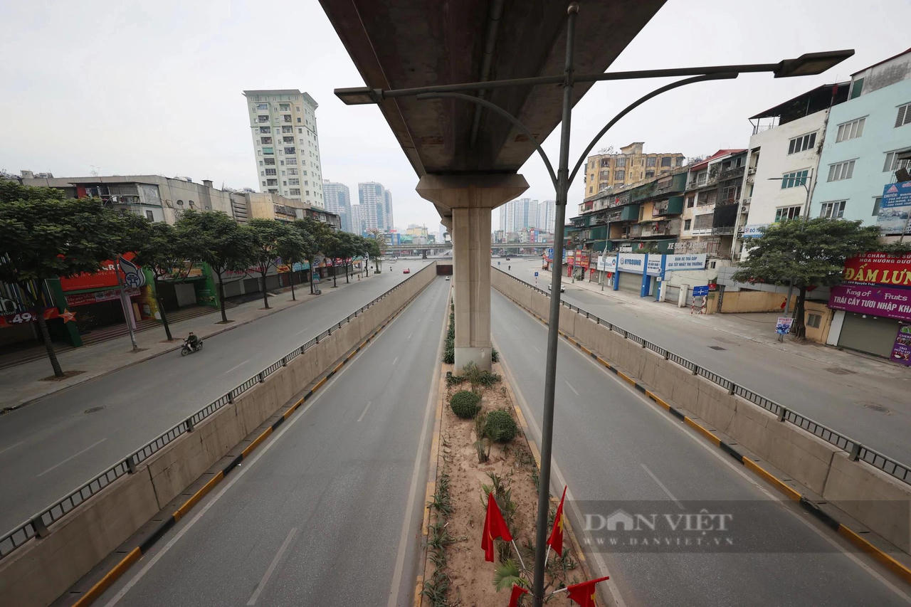Đường phố Hà Nội, TP Hồ Chí Minh vắng vẻ trong sáng Mùng 1 Tết