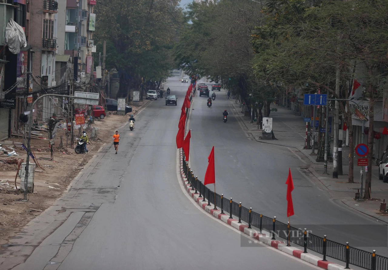 Đường phố Hà Nội, TP Hồ Chí Minh vắng vẻ trong sáng Mùng 1 Tết