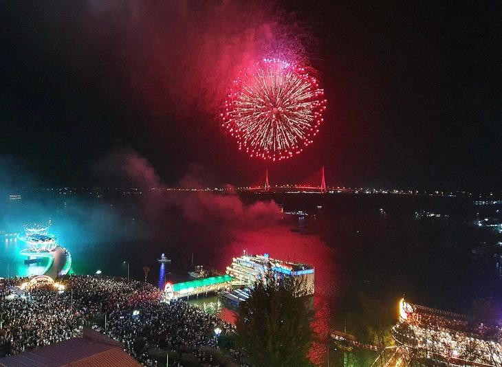 Chiêm ngưỡng màn trình diễn pháo hoa Giao thừa rực rỡ trên khắp cả nước 