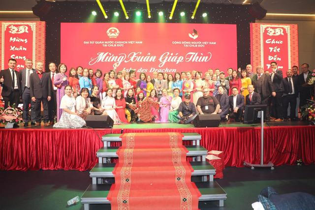 Tết ấm áp của cộng đồng người Việt ở nước ngoài 