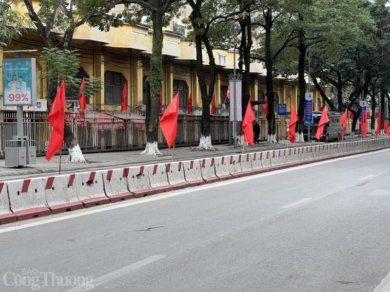 Đường phố Hà Nội, TP Hồ Chí Minh vắng vẻ trong sáng Mùng 1 Tết