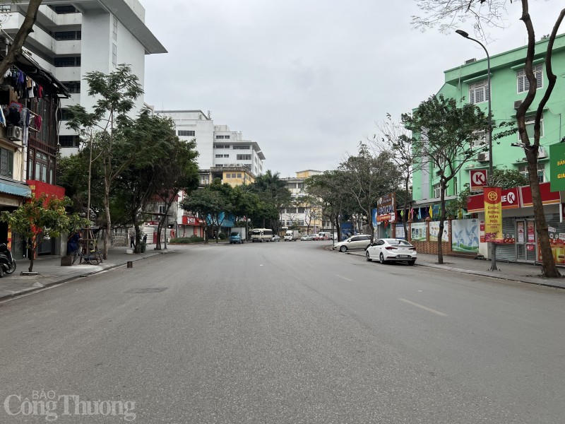 Đường phố Hà Nội, TP Hồ Chí Minh vắng vẻ trong sáng Mùng 1 Tết