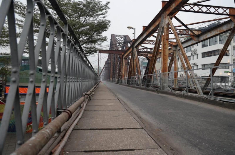 Đường phố Hà Nội, TP Hồ Chí Minh vắng vẻ trong sáng Mùng 1 Tết