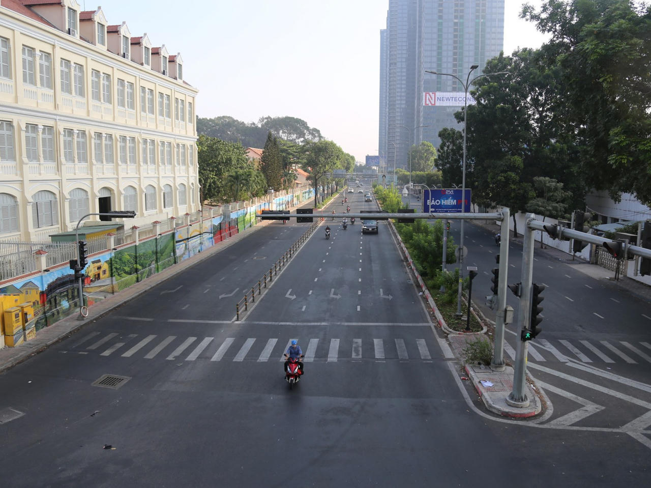 Đường phố Hà Nội, TP Hồ Chí Minh vắng vẻ trong sáng Mùng 1 Tết