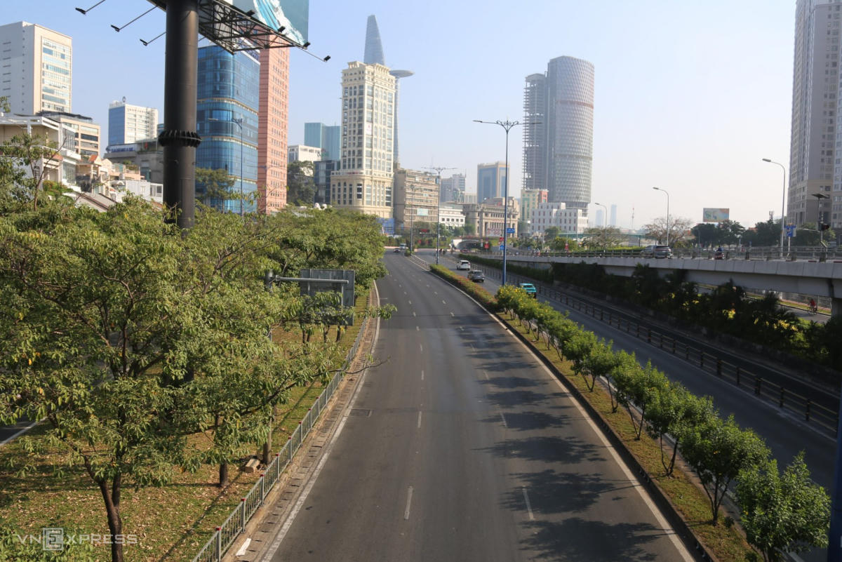 Đường phố Hà Nội, TP Hồ Chí Minh vắng vẻ trong sáng Mùng 1 Tết